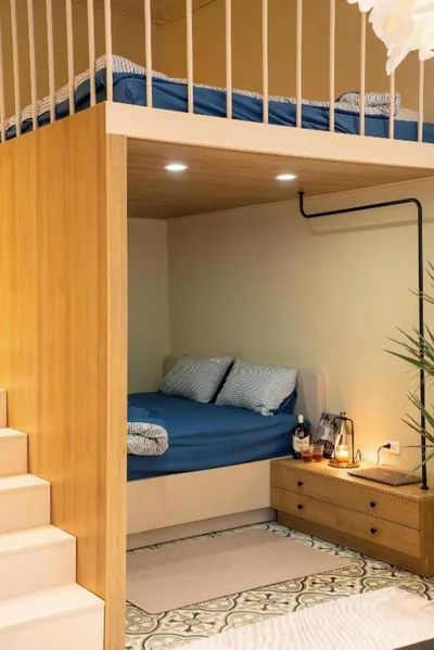 Phòng bốn người có ban công — Hanoi Trainstreet Hoan Kiem- Calm Homestay